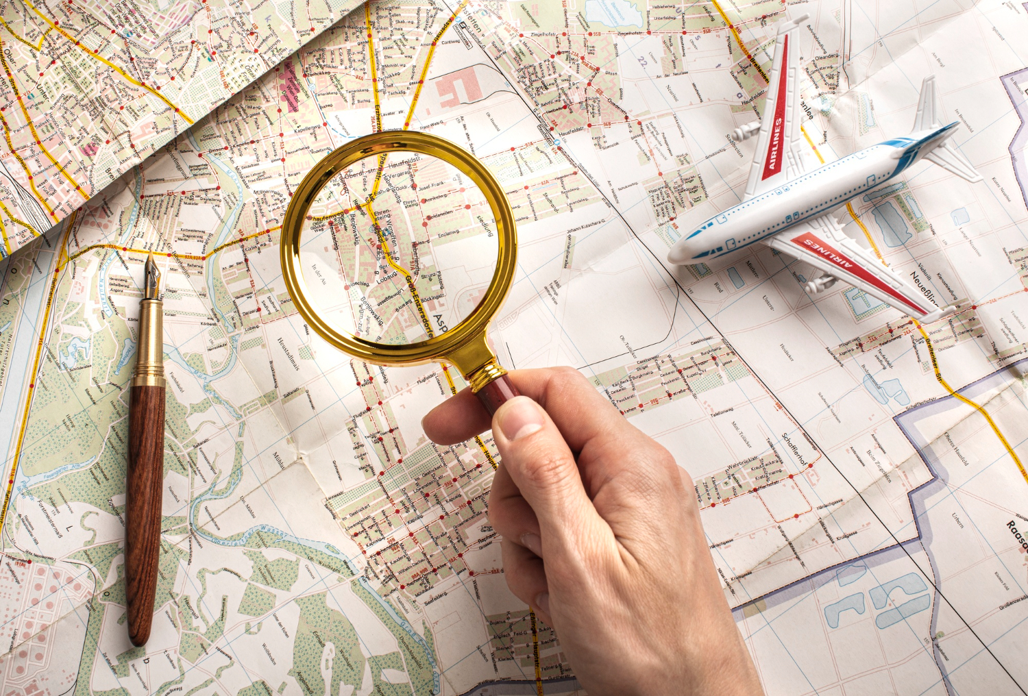 2149554764 main et loupe qui essaye de trouver le propriétaire d'une parcelle gratuitement